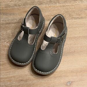 L’amour t strap size 9 Velcro on EUC shoes